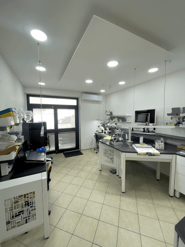 Postazione del laboratorio odontotecnico Tony Casciano