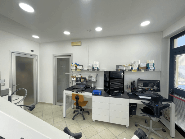 Area di lavorazione odontotecnica e rifinitura protesi